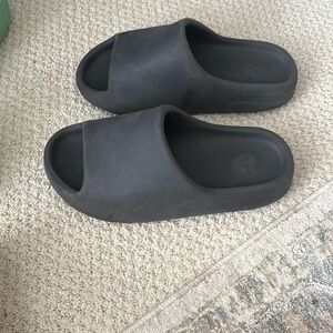 Yeezy Slides Onyx Size 9